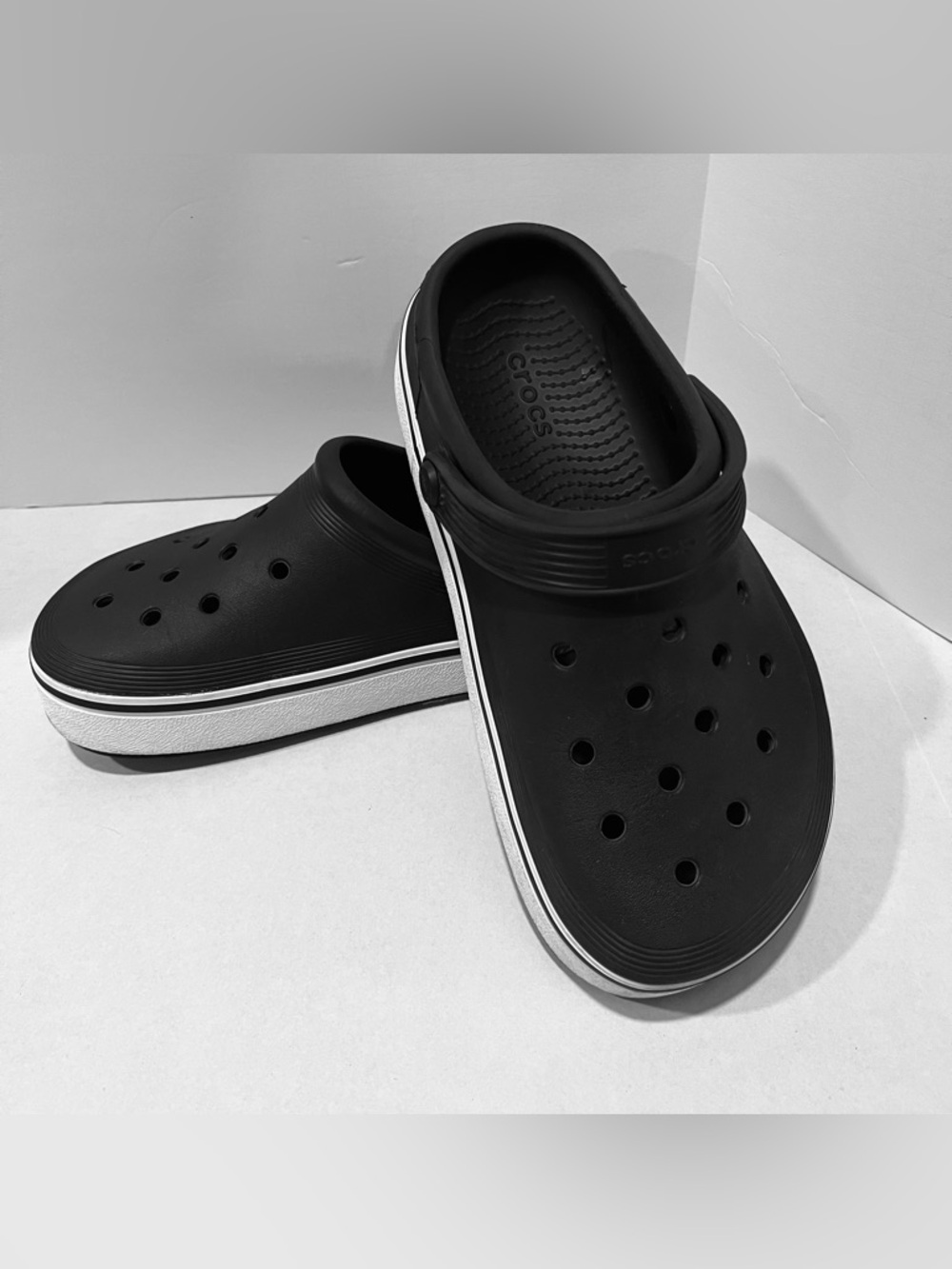 CROCS  Big Boys off Courts Black Clogs with White Stripe Platform. Size M (4)